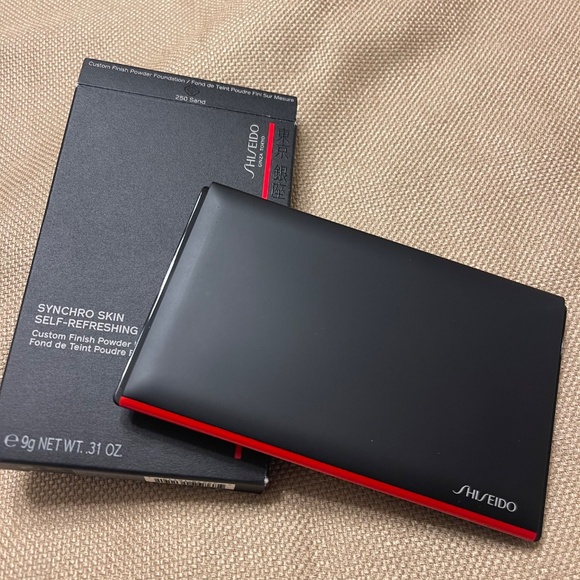SHISEIDO Synchro Skin Self Refreshing Custom Finish Powder Foundation 250 SAND - Picture 3 of 6